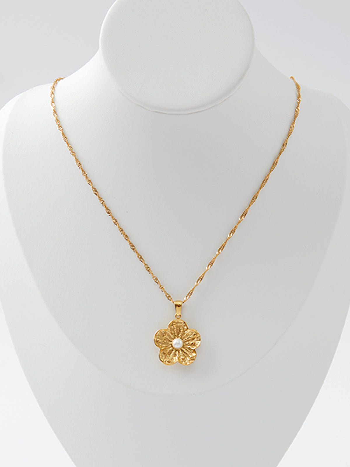 Flower Pendant Necklace With Pearl